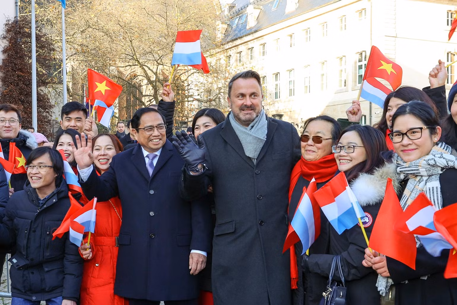 Thủ tướng Phạm Minh Chính và Thủ tướng Xavier Bettel chụp ảnh cùng bà con cộng đồng người Việt. (Ảnh: VGP) Thủ tướng Phạm Minh Chính và Thủ tướng Xavier Bettel chụp ảnh cùng bà con cộng đồng người Việt. (Ảnh: VGP)