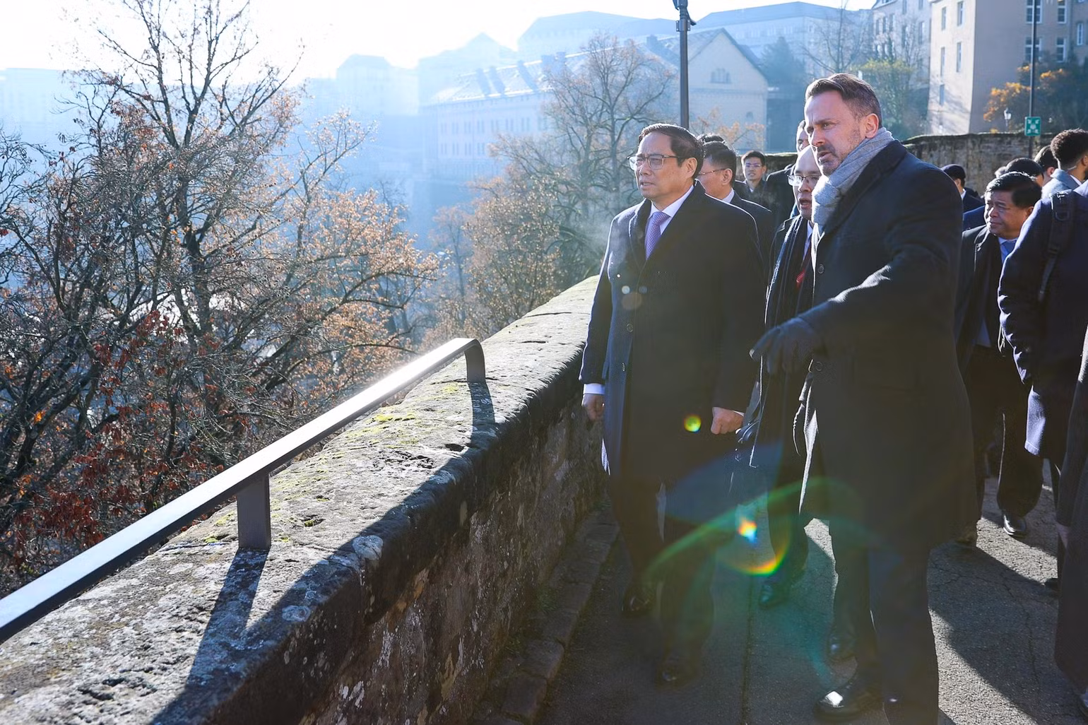 Thủ tướng Phạm Minh Chính nghe Thủ tướng Luxembourg giới thiệu về quá trình hình thành, quy hoạch, xây dựng và phát triển thành phố Luxembourg. (Ảnh: VGP) Thủ tướng Phạm Minh Chính nghe Thủ tướng Luxembourg giới thiệu về quá trình hình thành, quy hoạch, xây dựng và phát triển thành phố Luxembourg. (Ảnh: VGP)