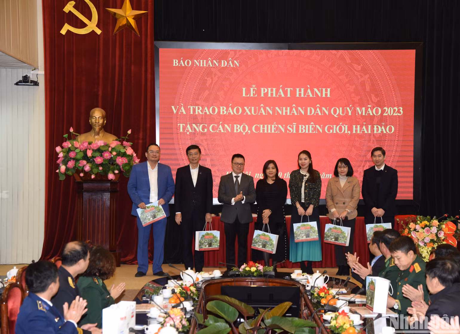 Tổng Biên tập Báo Nhân Dân Lê Quốc Minh trao quà tri ân tặng đại diện các đơn vị đồng hành và nhà tài trợ. (Ảnh: TRẦN HẢI) Tổng Biên tập Báo Nhân Dân Lê Quốc Minh trao quà tri ân tặng đại diện các đơn vị đồng hành và nhà tài trợ. (Ảnh: TRẦN HẢI)