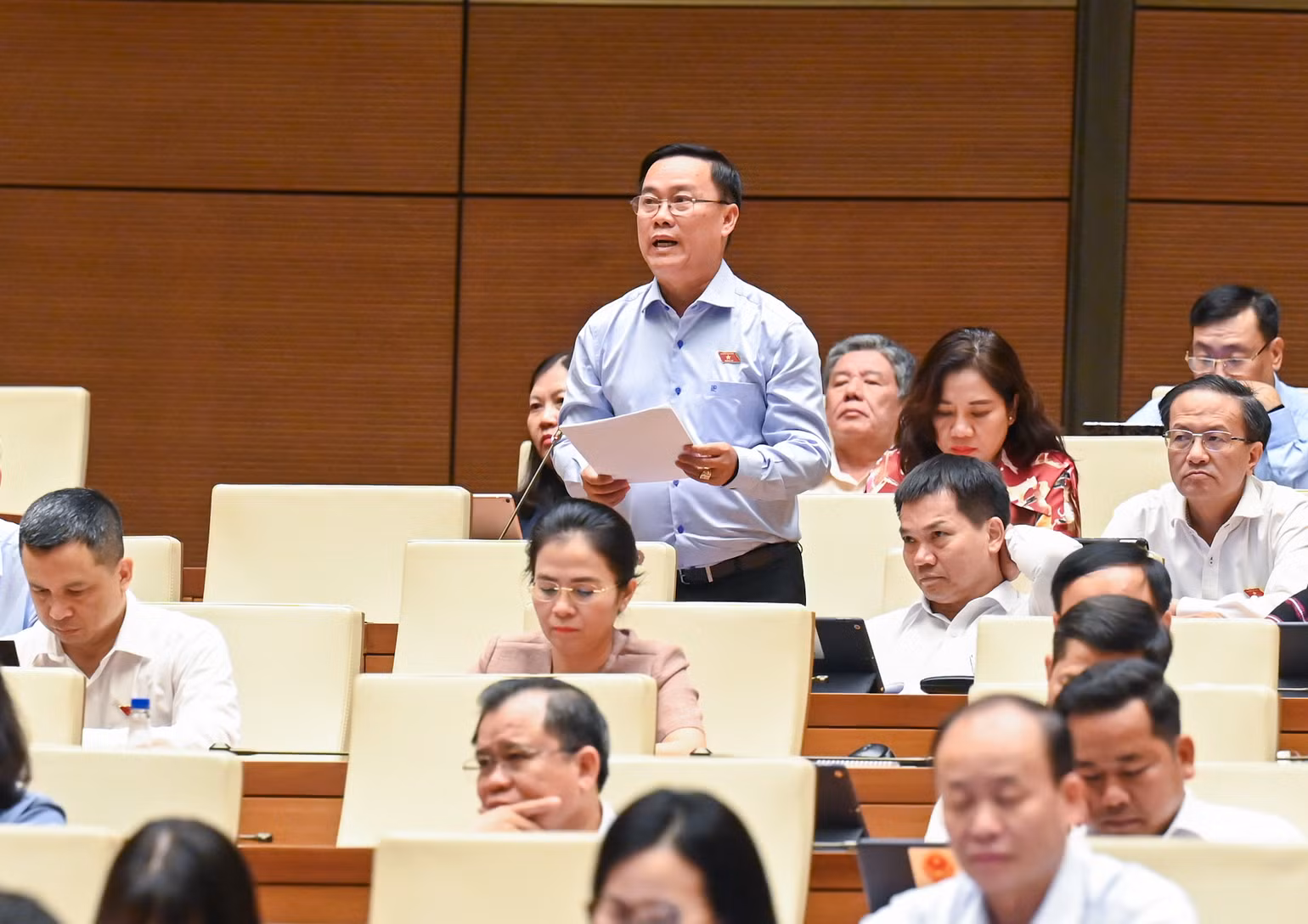 Đại biểu Nguyễn Quốc Hận-Đoàn đại biểu Quốc hội tỉnh Cà Mau phát biểu. (Ảnh: DUY LINH)