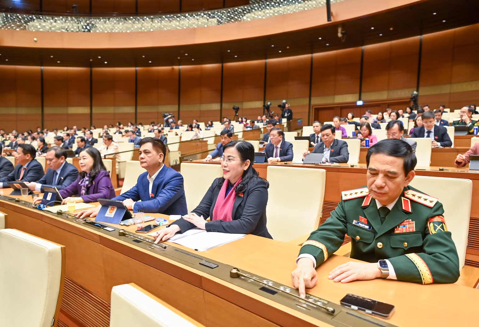 Các đại biểu Quốc hội biểu quyết thông qua Nghị quyết của Quốc hội bổ sung kế hoạch phát triển kinh tế-xã hội năm 2025 với mục tiêu tăng trưởng đạt 8% trở lên. (Ảnh: DUY LINH)