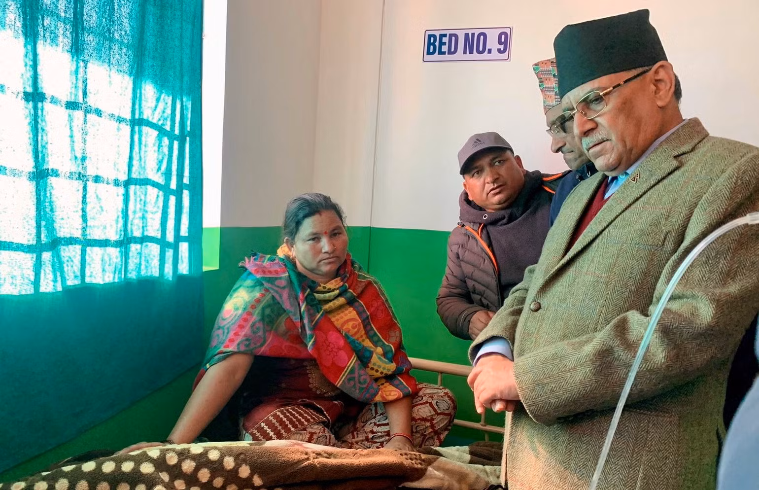 Thủ tướng Nepal, Pushpa Kamal Dahal đến thăm người bị thương tại bệnh viện sau trận động đất ở Jajarkot, Nepal, ngày 4/11/2023. (Ảnh: Văn phòng Thủ tướng Nepal/Reuters) Thủ tướng Nepal, Pushpa Kamal Dahal đến thăm người bị thương tại bệnh viện sau trận động đất ở Jajarkot, Nepal, ngày 4/11/2023. (Ảnh: Văn phòng Thủ tướng Nepal/Reuters)