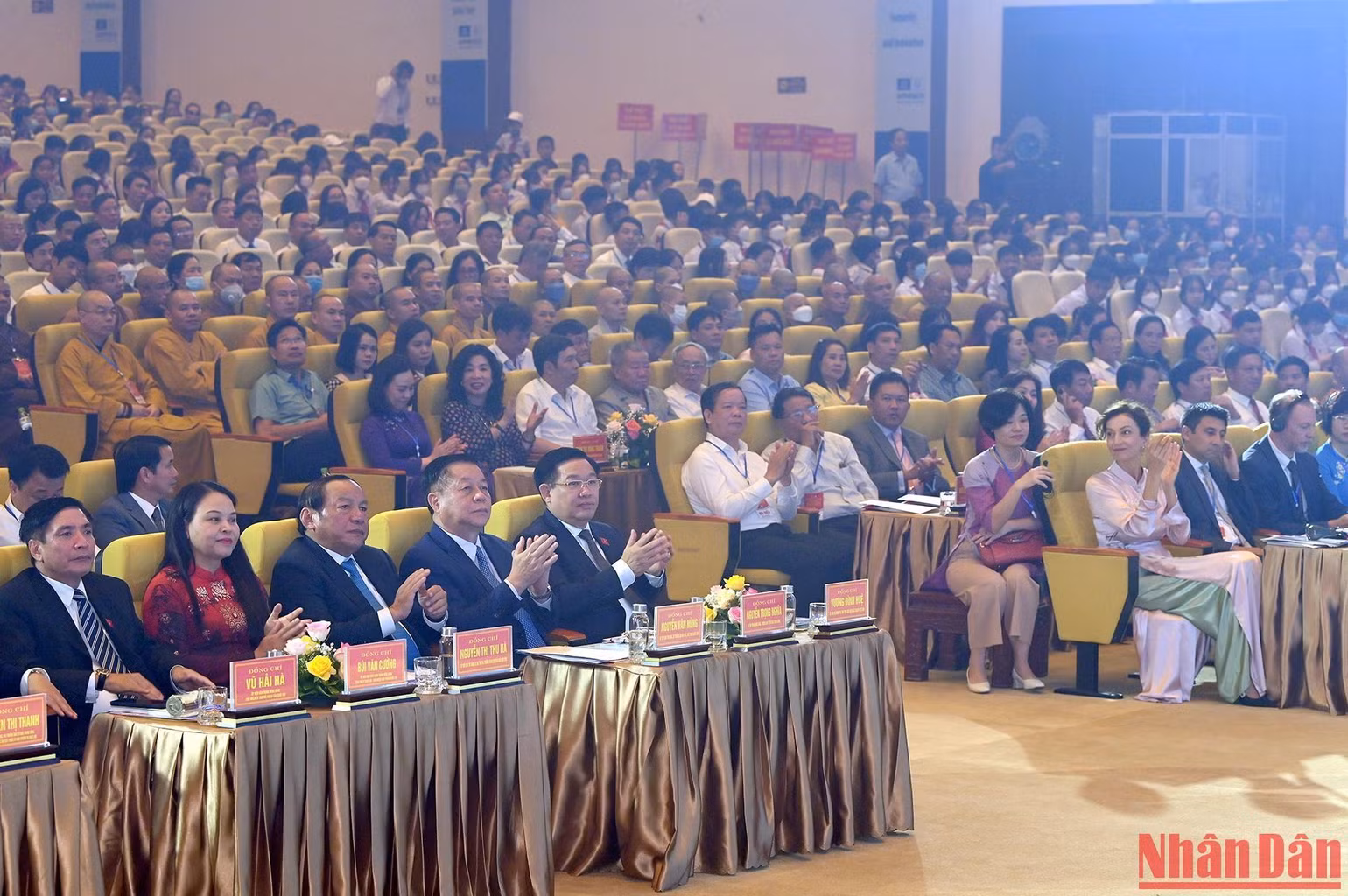 Chủ tịch Quốc hội Vương Đình Huệ và Tổng Giám đốc UNESCO Audrey Azoulay cùng các đại biểu dự lễ kỷ niệm. (Ảnh: DUY LINH)