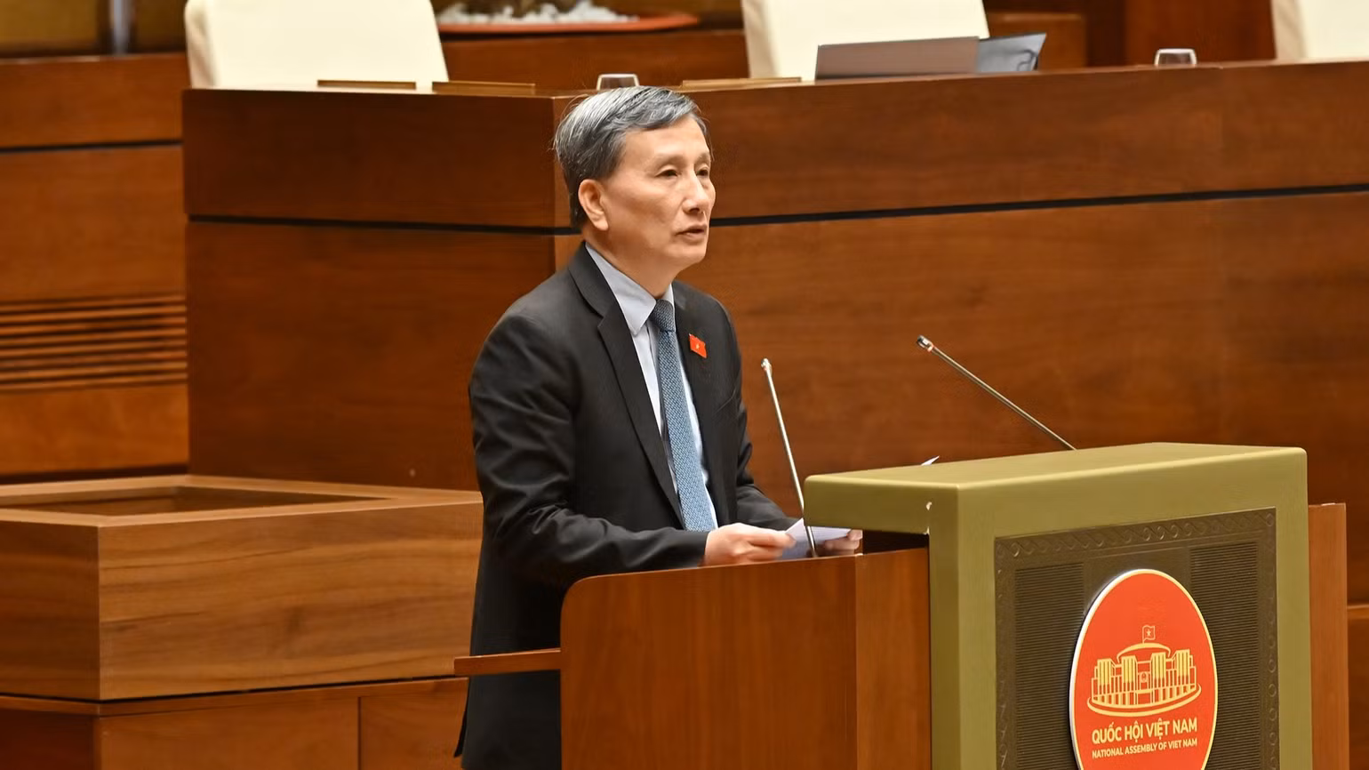 Chủ nhiệm Ủy ban Khoa học, Công nghệ và Môi trường của Quốc hội Lê Quang Huy trình bày báo cáo thẩm tra. Chủ nhiệm Ủy ban Khoa học, Công nghệ và Môi trường của Quốc hội Lê Quang Huy trình bày báo cáo thẩm tra.