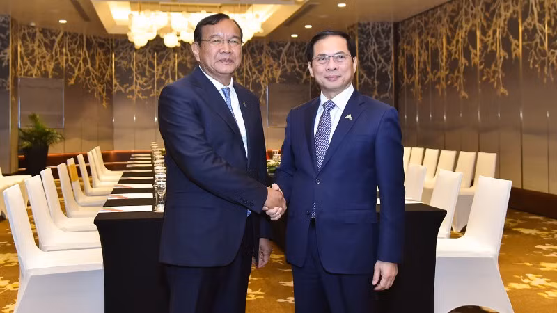 Phó Thủ tướng, Bộ trưởng Ngoại giao Bùi Thanh Sơn hội kiến Phó Thủ tướng, Bộ trưởng Ngoại giao và Hợp tác quốc tế Campuchia Prak Sokhonn. Phó Thủ tướng, Bộ trưởng Ngoại giao Bùi Thanh Sơn hội kiến Phó Thủ tướng, Bộ trưởng Ngoại giao và Hợp tác quốc tế Campuchia Prak Sokhonn.