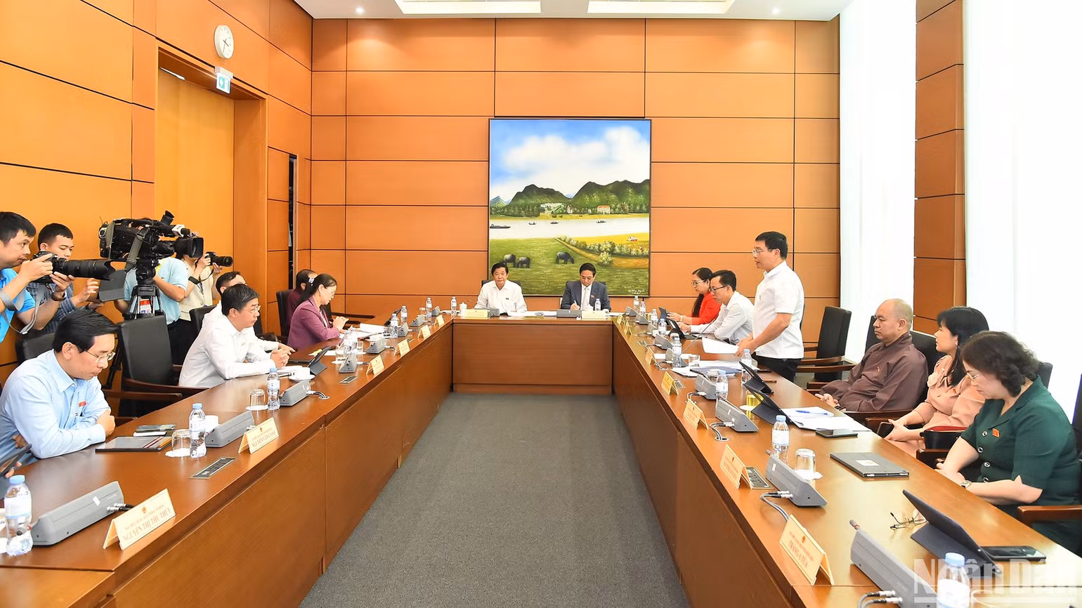 Quang cảnh thảo luận tại Tổ 8. (Ảnh: THỦY NGUYÊN) Quang cảnh thảo luận tại Tổ 8. (Ảnh: THỦY NGUYÊN)