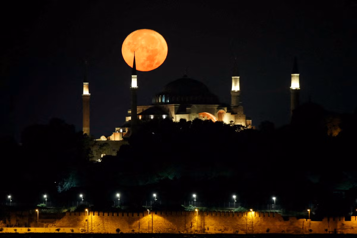 Mặt trăng mọc trên thánh đường Hồi giáo Hagia Sophia ở Istanbul, Thổ Nhĩ Kỳ. (Ảnh: Reuters) Mặt trăng mọc trên thánh đường Hồi giáo Hagia Sophia ở Istanbul, Thổ Nhĩ Kỳ. (Ảnh: Reuters)