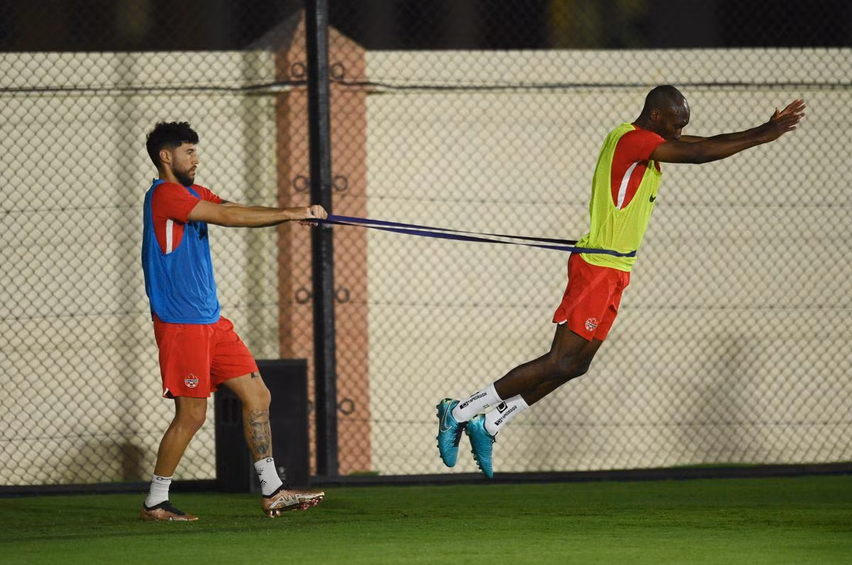 Atiba Hutchinson (bìa phải) tập luyện cùng đồng đội. (Ảnh: Reuters)