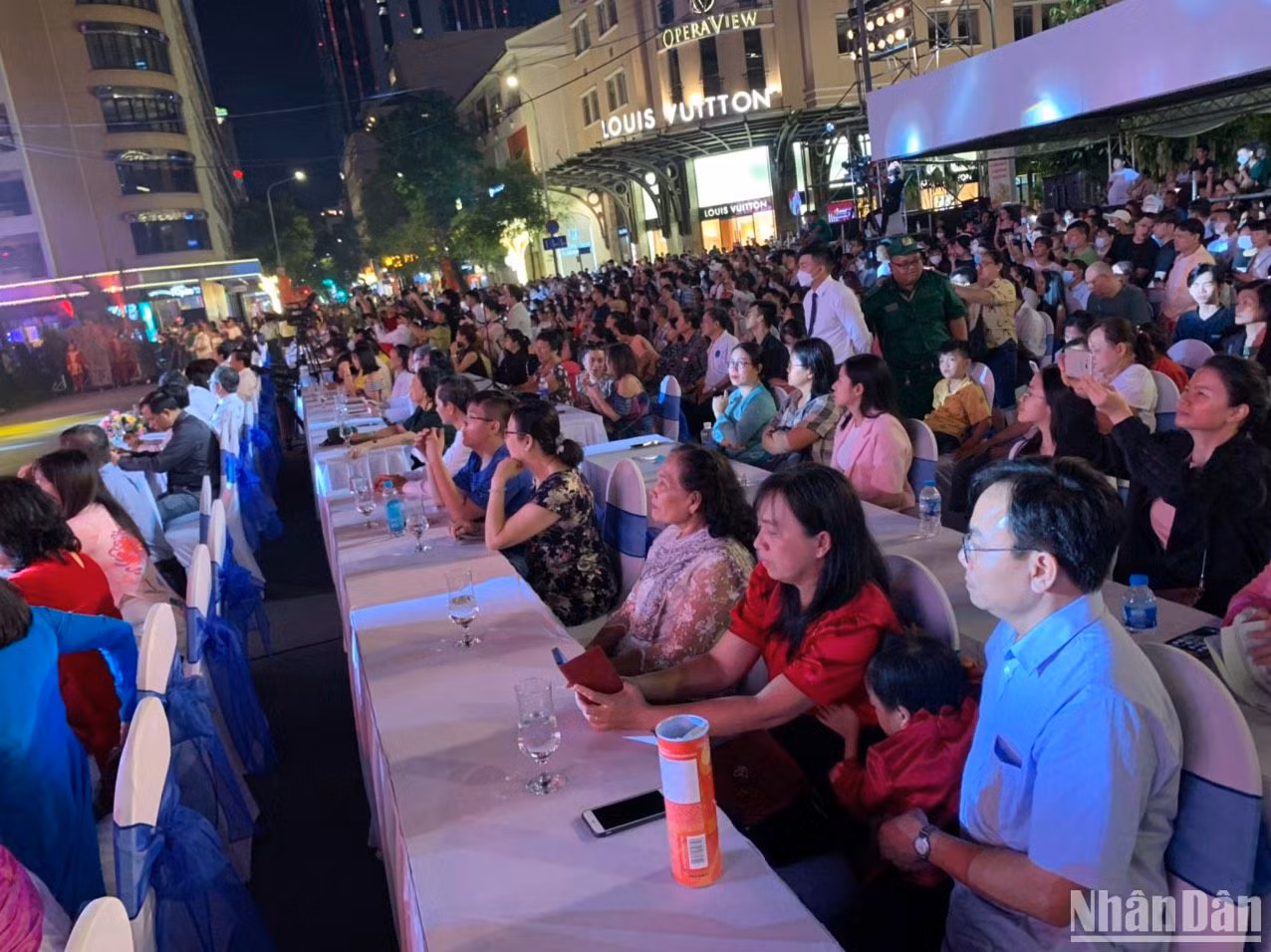 Chương trình thu hút đông đảo người dân thành phố đến thưởng thức như một món ăn tinh thần truyền thống ngày Tết.
