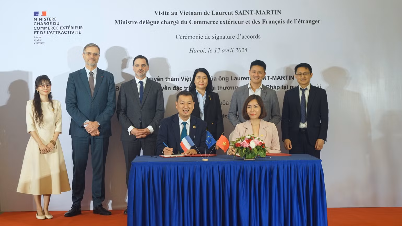 Bộ trưởng đặc trách Ngoại thương và người Pháp ở nước ngoài Laurent Saint-Martin và các đại biểu chứng kiến đại diện các doanh nghiệp hai nước ký kết thỏa thuận hợp tác. (Ảnh: TRUNG HƯNG) Bộ trưởng đặc trách Ngoại thương và người Pháp ở nước ngoài Laurent Saint-Martin và các đại biểu chứng kiến đại diện các doanh nghiệp hai nước ký kết thỏa thuận hợp tác. (Ảnh: TRUNG HƯNG)
