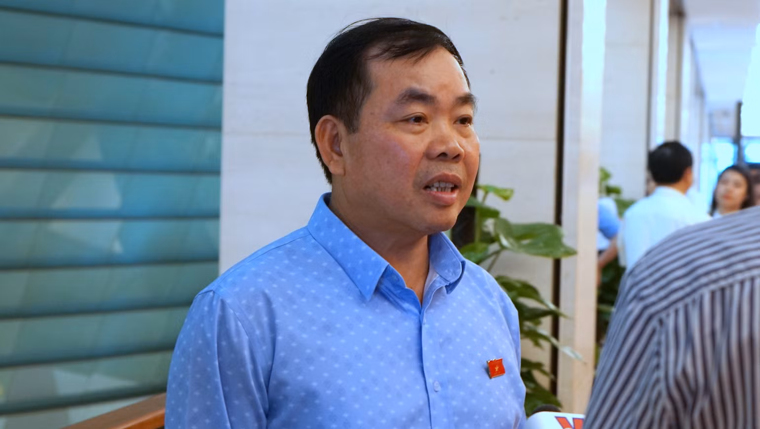 Đại biểu Nguyễn Quang Huân (Bình Dương) trao đổi bên hành lang Quốc hội. (Ảnh: TRUNG HƯNG) Đại biểu Nguyễn Quang Huân (Bình Dương) trao đổi bên hành lang Quốc hội. (Ảnh: TRUNG HƯNG)