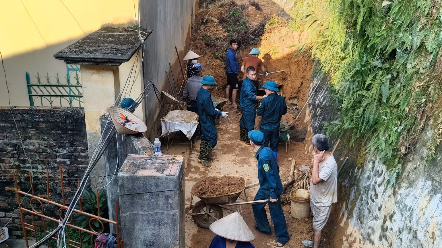 Các lực lượng hỗ trợ thu dọn đất đá sạt lở vào nhà dân ở thành phố Yên Bái. Các lực lượng hỗ trợ thu dọn đất đá sạt lở vào nhà dân ở thành phố Yên Bái.