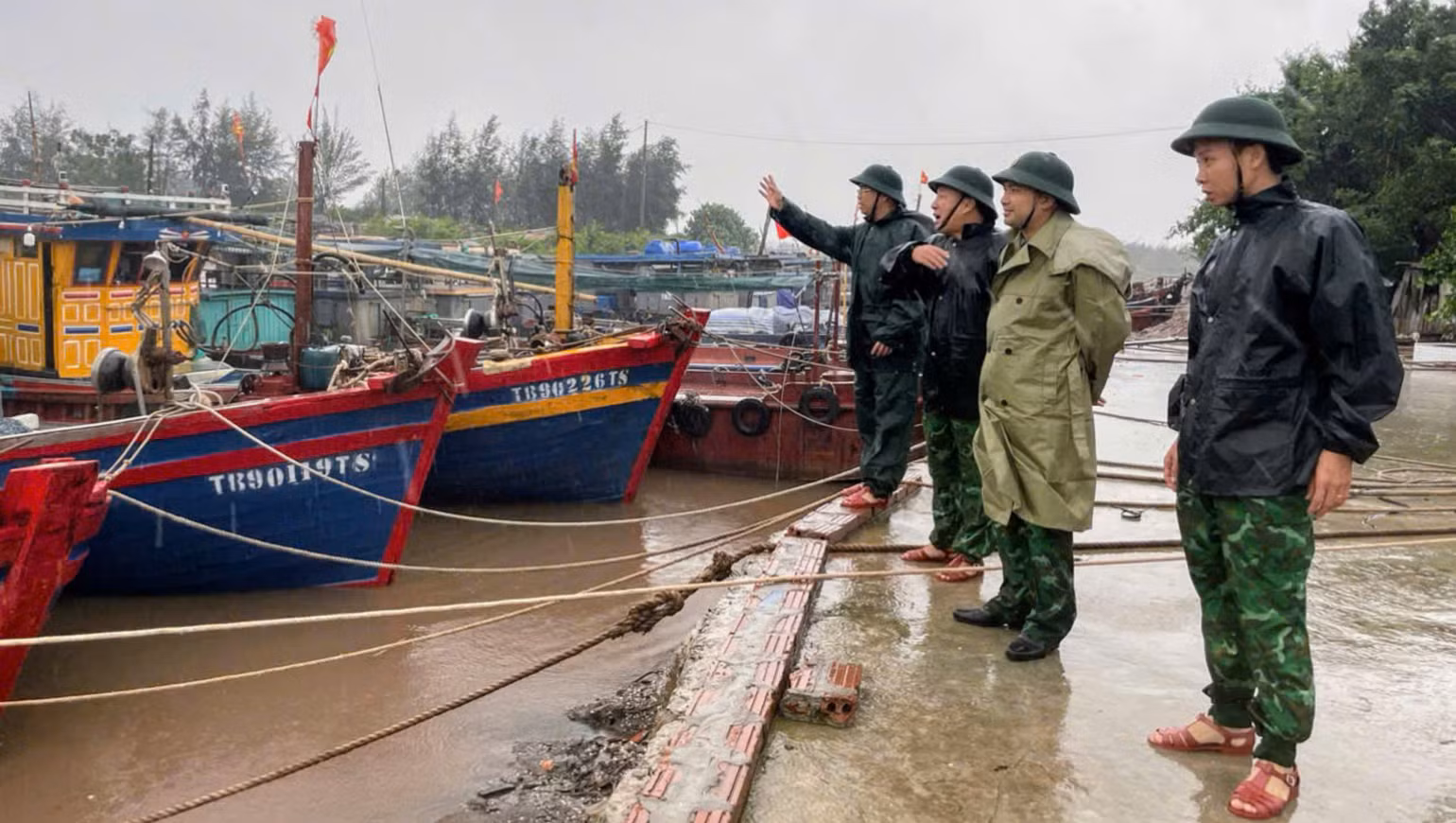 Lãnh đạo chỉ huy Bộ đội Biên phòng tỉnh Thái Bình đi thị sát tại âu tàu cá xã Nam Thịnh, huyện Tiền Hải. (Ảnh: MAI TÚ)