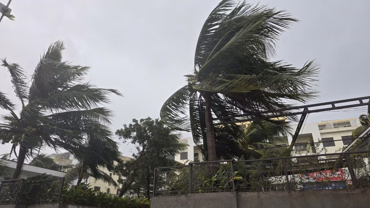 [Live] Bão số 3 di chuyển về phía Tây Bắc Bộ và suy yếu thành áp thấp nhiệt đới ảnh 137