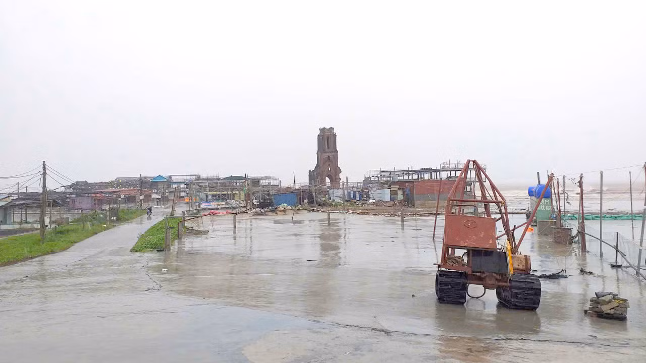 Điểm du lịch Nhà thờ đổ thuộc địa phận xã Hải Lý, huyện Hải Hậu, Nam Định vắng bóng người do chính quyền đã yêu cầu người dân di dời trước đó. (Ảnh: XUÂN TRƯỜNG)