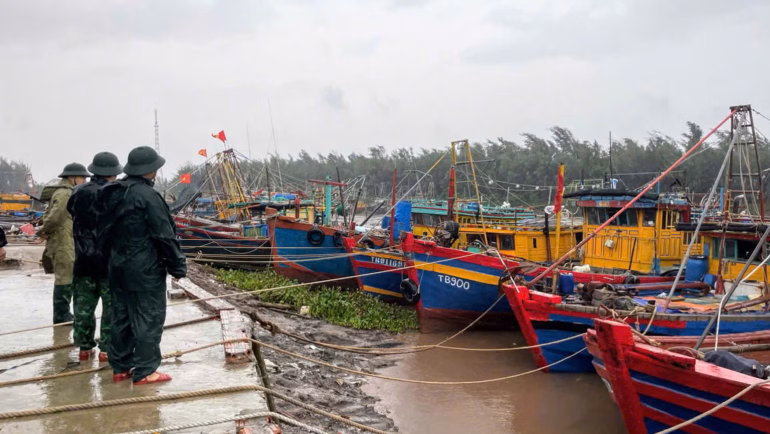 Lãnh đạo chỉ huy Bộ đội Biên phòng tỉnh Thái Bình đi thị sát tại âu tàu cá xã Nam Thịnh, huyện Tiền Hải. (Ảnh: MAI TÚ)