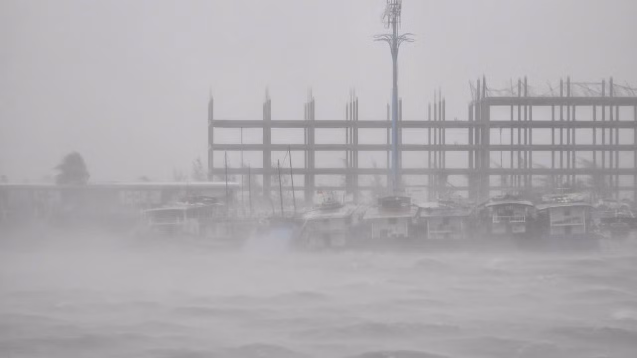 [Live] Bão số 3 di chuyển về phía Tây Bắc Bộ và suy yếu thành áp thấp nhiệt đới ảnh 136