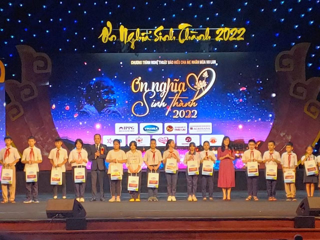 Ban Tổ chức trao tặng 20 suất quà cho 20 em học sinh có hoàn cảnh khó khăn. Ban Tổ chức trao tặng 20 suất quà cho 20 em học sinh có hoàn cảnh khó khăn.