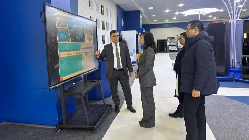 Thứ trưởng Ngoại giao Lê Thị Thu Hằng thăm khu công nghiệp Technopark.