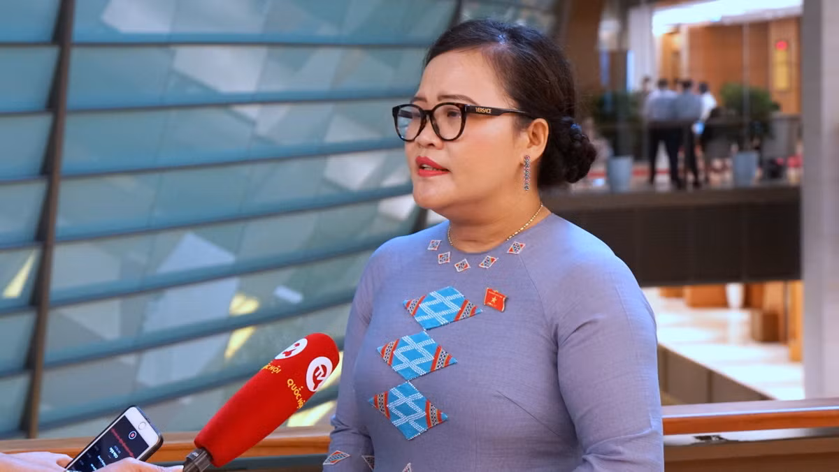 Đại biểu Nguyễn Thị Sửu - Phó Trưởng Đoàn đại biểu Quốc hội chuyên trách tỉnh Thừa Thiên Huế chia sẻ với phóng viên bên lề Kỳ họp thứ 6, Quốc hội khóa XV. (Ảnh: TRUNG HƯNG)