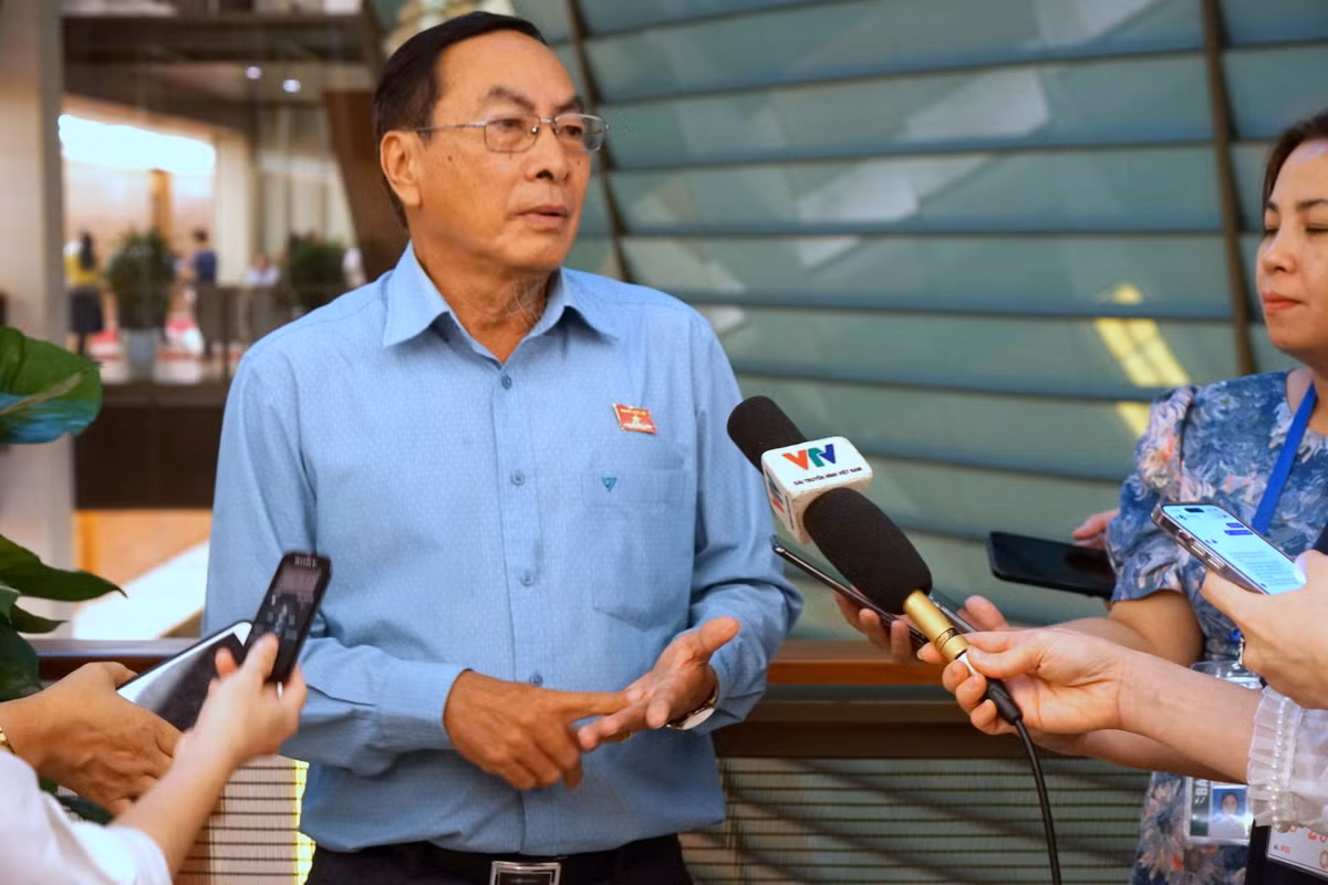 Đại biểu Phạm Văn Hòa - Đoàn đại biểu Quốc hội tỉnh Đồng Tháp chia sẻ với phóng viên bên lề Kỳ họp thứ 6, Quốc hội khóa XV. (Ảnh: TRUNG HƯNG)