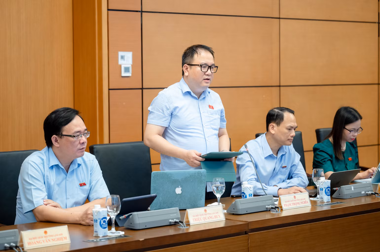 Đại biểu Phạm Trọng Nghĩa (Lạng Sơn) phát biểu. Đại biểu Phạm Trọng Nghĩa (Lạng Sơn) phát biểu.
