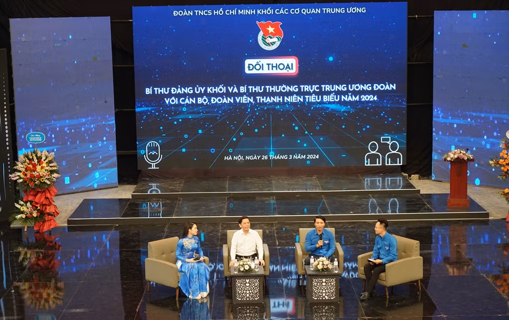 Quang cảnh Đối thoại giữa Bí thư Đảng ủy Khối các cơ quan Trung ương và Bí thư thường trực Trung ương Đoàn với cán bộ, đoàn viên, thanh niên tiêu biểu năm 2024. (Ảnh: TRUNG HƯNG)