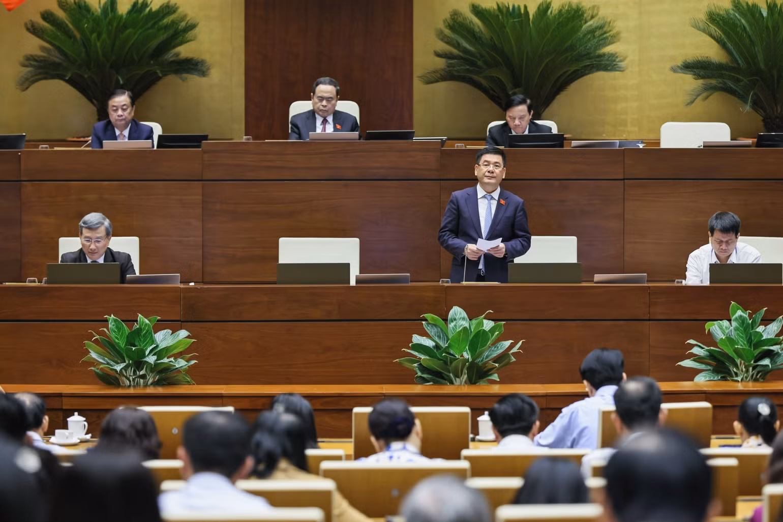 Bộ trưởng Công thương Nguyễn Hồng Diên phát biểu tiếp thu, giải trình các ý kiến của đại biểu Quốc hội. (Ảnh: DUY LINH) Bộ trưởng Công thương Nguyễn Hồng Diên phát biểu tiếp thu, giải trình các ý kiến của đại biểu Quốc hội. (Ảnh: DUY LINH)