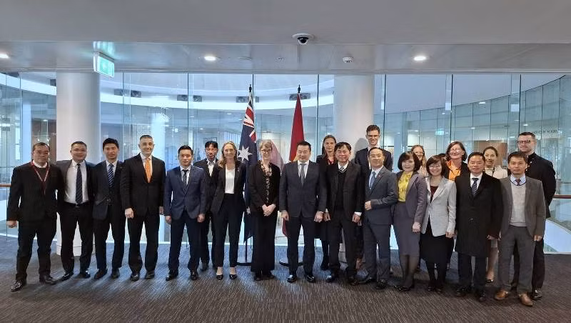 Phái đoàn Việt Nam và Australia tham dự Vòng 19 Đối thoại nhân quyền Việt Nam-Australia chụp ảnh lưu niệm chung.