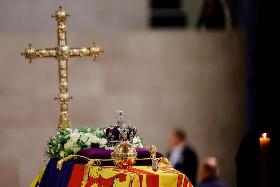 Vương miện hoàng gia đặt trên linh cữu Nữ hoàng Elizabeth II trong tang lễ cử hành tại Tu viện Westminster, London, Anh, ngày 19/9/2022. (Ảnh: Reuters)