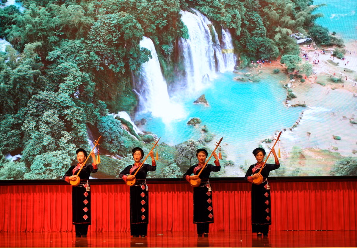 Biểu diễn hát Then tại lễ khai mạc hội nghị. (Ảnh: TRUNG HƯNG) Biểu diễn hát Then tại lễ khai mạc hội nghị. (Ảnh: TRUNG HƯNG)