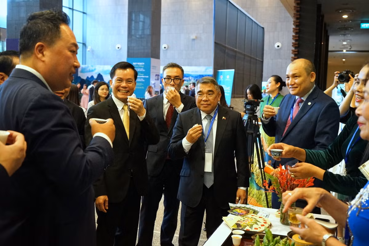 Các đại biểu thưởng thức trà Cao Bằng và tham quan gian trưng bày một số đặc sản, các sản phẩm OCOP của tỉnh bên lề hội nghị. (Ảnh: TRUNG HƯNG) Các đại biểu thưởng thức trà Cao Bằng và tham quan gian trưng bày một số đặc sản, các sản phẩm OCOP của tỉnh bên lề hội nghị. (Ảnh: TRUNG HƯNG)