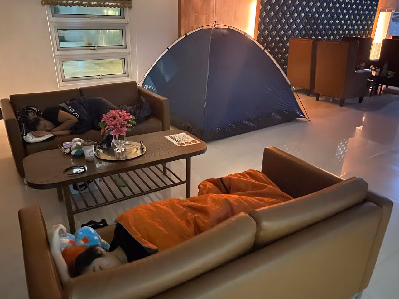Do lo ngại có thể xảy ra các dư chấn sau động đất, nhiều người dân Thái Lan ở trên các cao ốc chọn cách ngủ qua đêm tại các địa điểm công cộng.