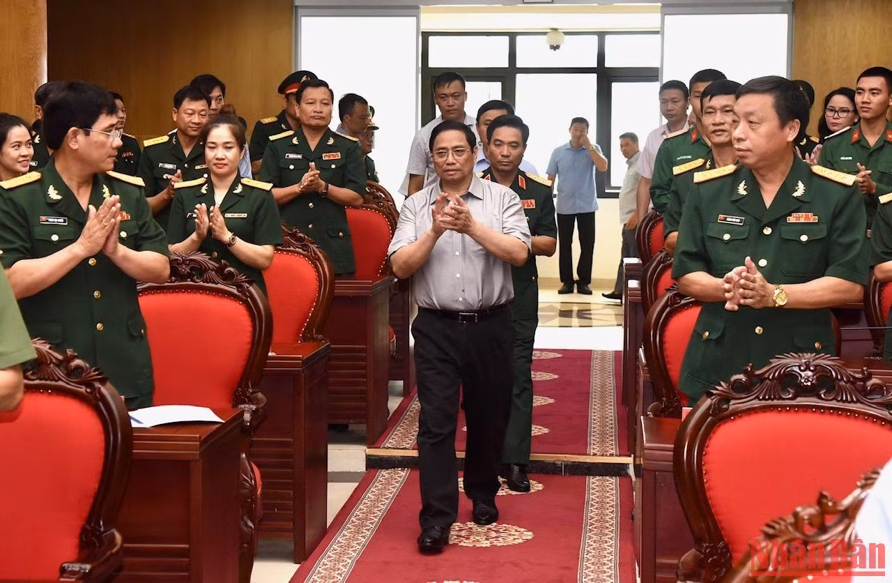 Thủ tướng Phạm Minh Chính thăm Bộ Tư lệnh Quân khu 4.