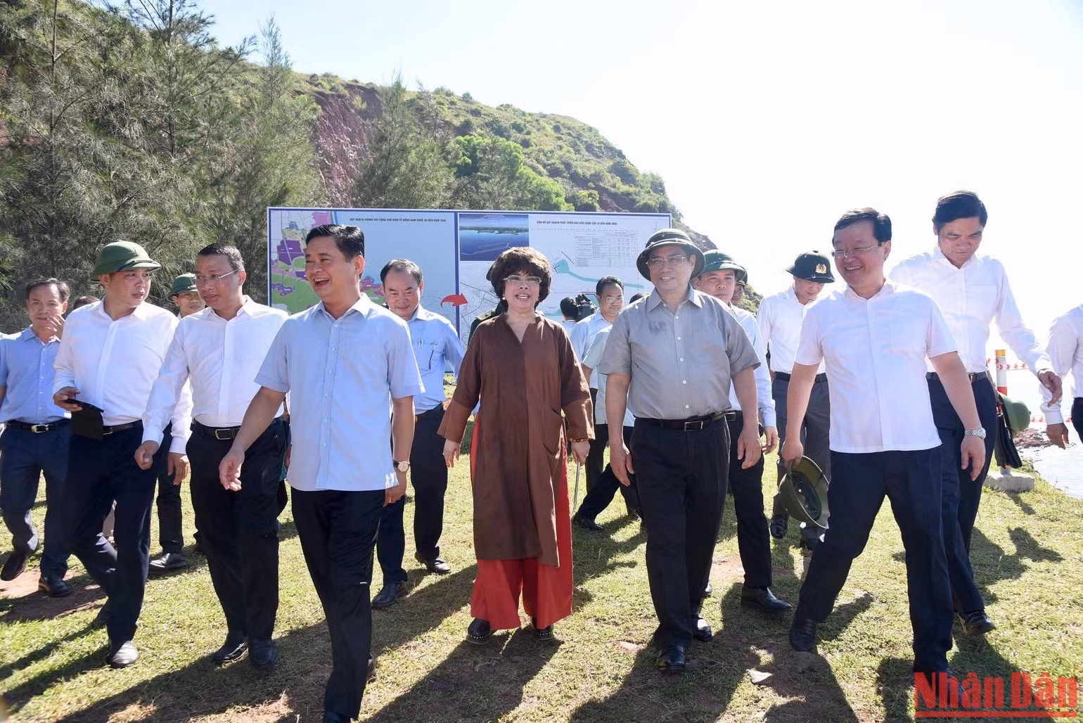 Thủ tướng Phạm Minh Chính khảo sát tại cảng Cửa Lò. Thủ tướng Phạm Minh Chính khảo sát tại cảng Cửa Lò.