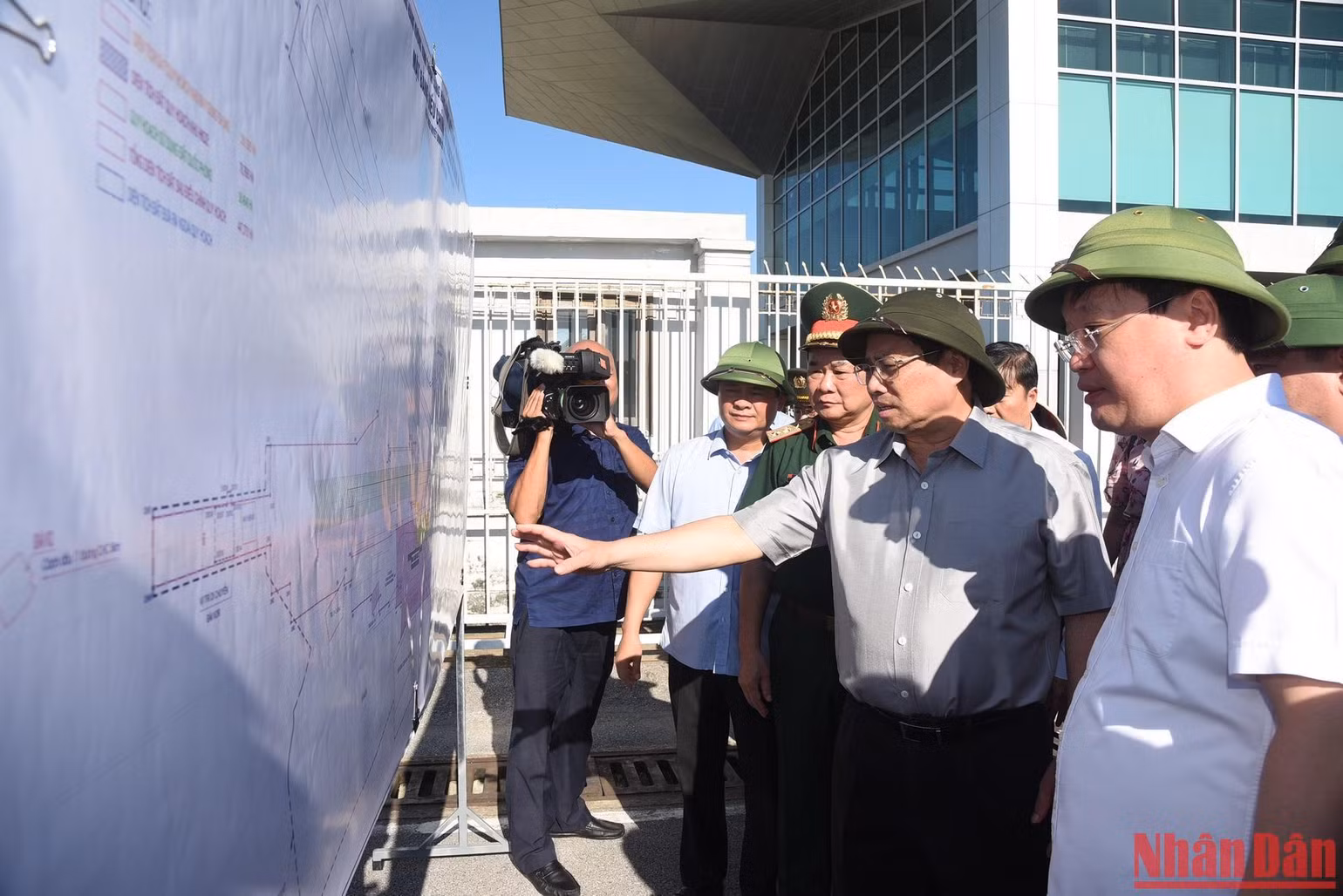 Thủ tướng Phạm Minh Chính khảo sát thực địa sân bay Vinh. Thủ tướng Phạm Minh Chính khảo sát thực địa sân bay Vinh.