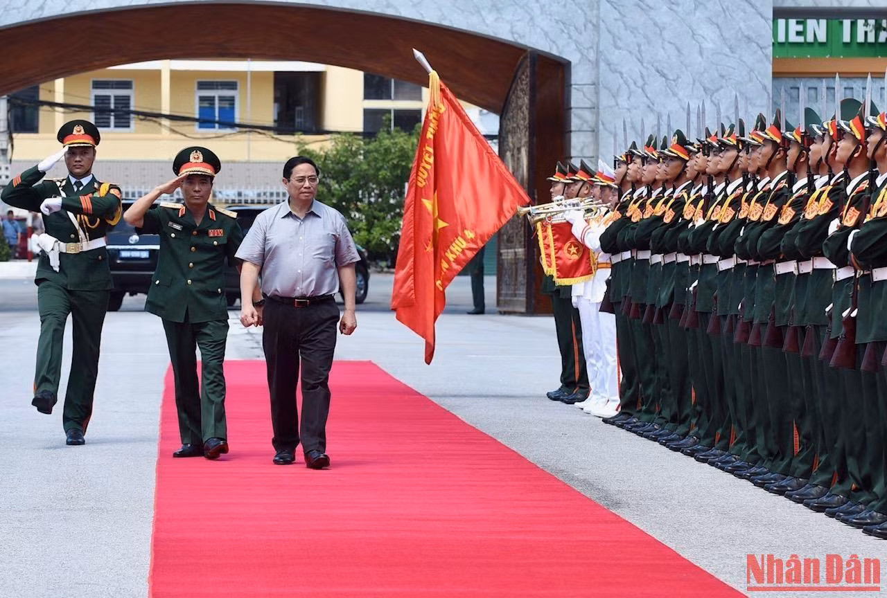 Thủ tướng Phạm Minh Chính thăm Bộ Tư lệnh Quân khu 4.