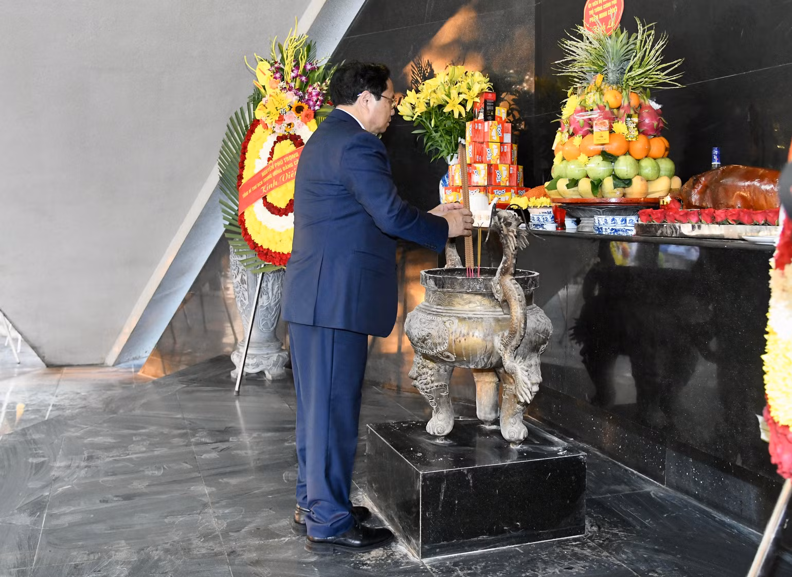 Thủ tướng Phạm Minh Chính dâng hương tại Đài tưởng niệm ở Nghĩa trang Liệt sĩ quốc gia A1. Thủ tướng Phạm Minh Chính dâng hương tại Đài tưởng niệm ở Nghĩa trang Liệt sĩ quốc gia A1.