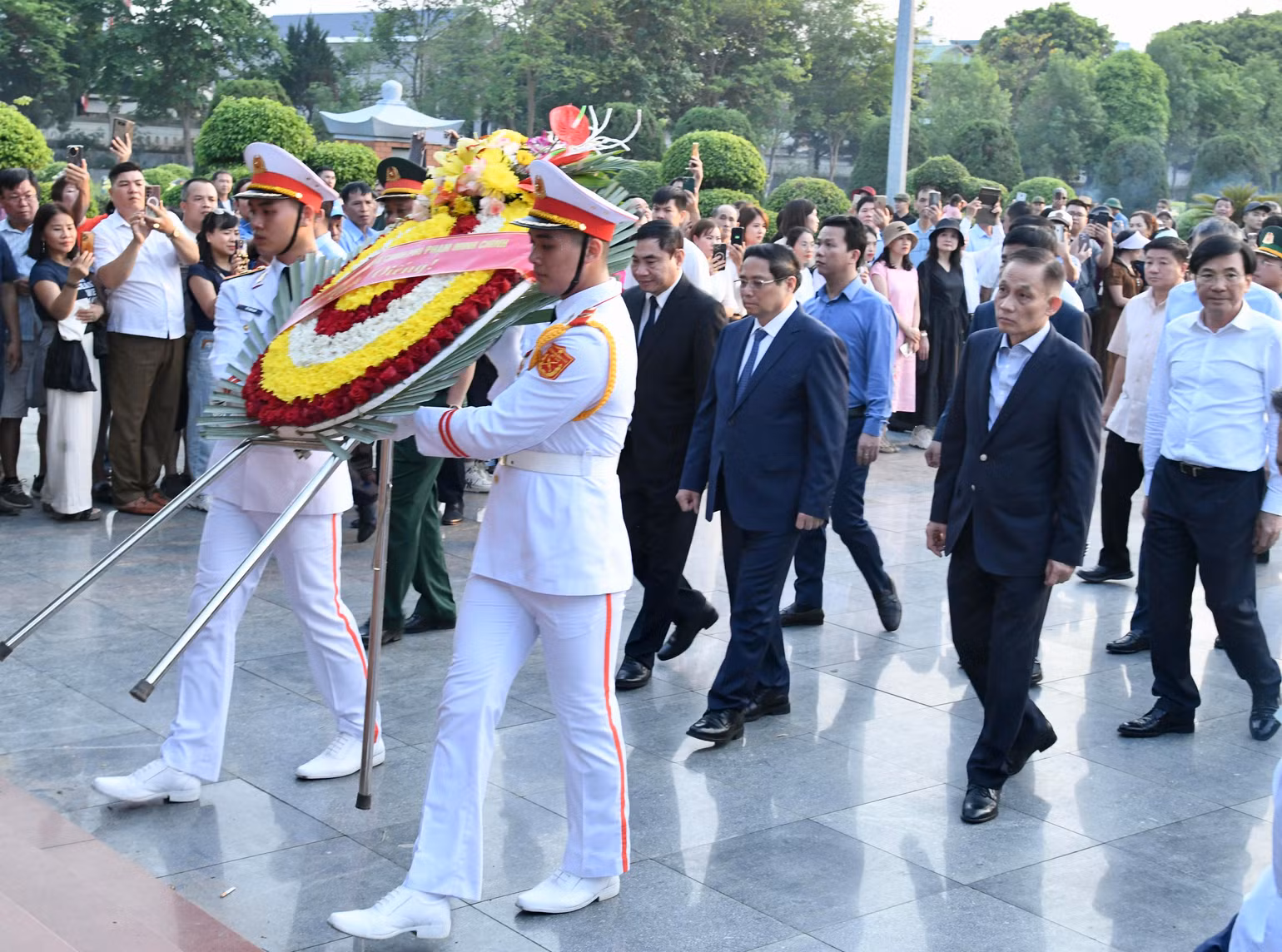 Thủ tướng Phạm Minh Chính và các đồng chí lãnh đạo vào viếng Nghĩa trang Liệt sĩ quốc gia A1. Thủ tướng Phạm Minh Chính và các đồng chí lãnh đạo vào viếng Nghĩa trang Liệt sĩ quốc gia A1.