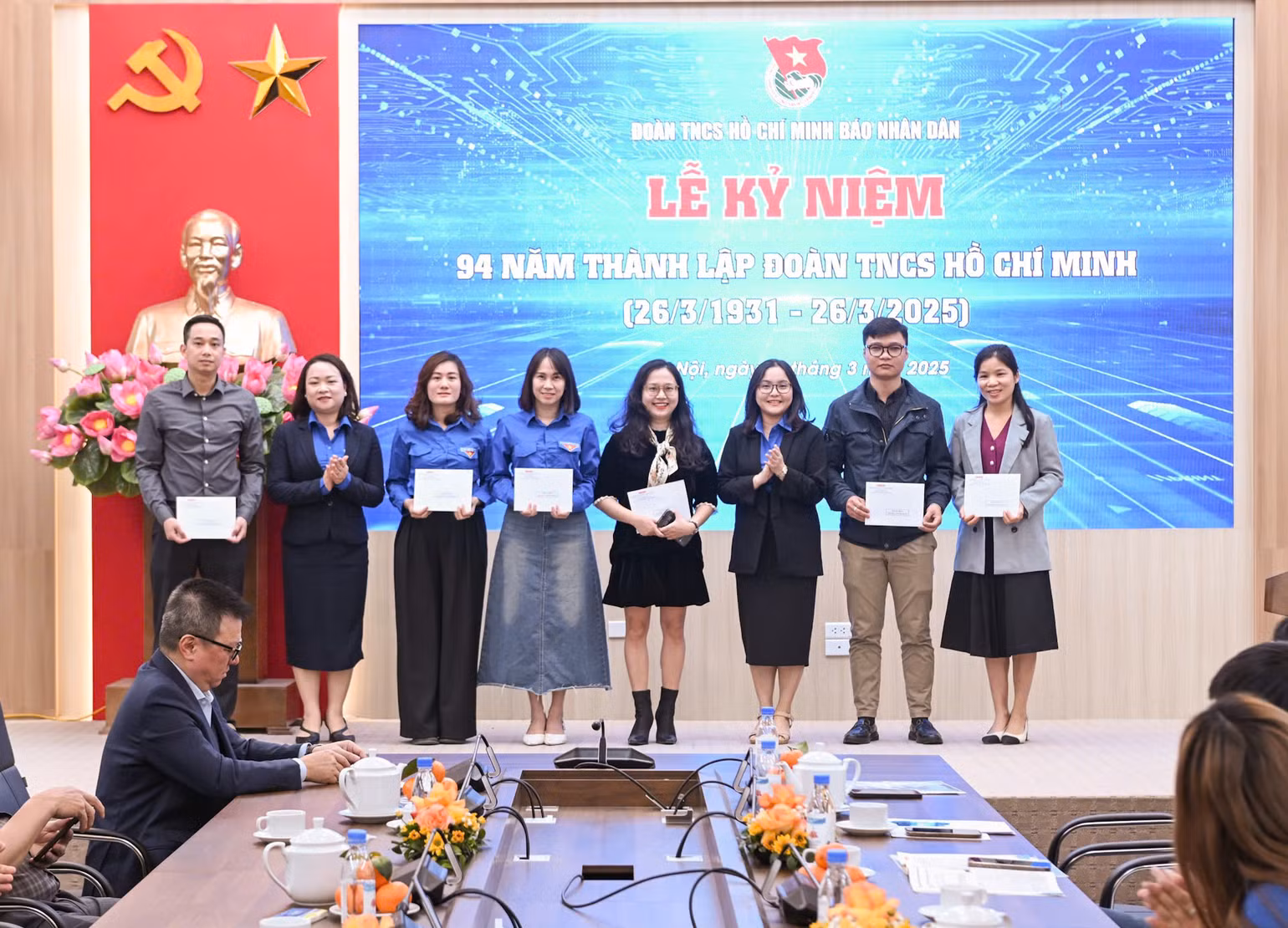 Đồng chí Trần Thị Ngọc Quỳnh và đồng chí Lê Khánh Bình trao quà và quyết định trưởng thành Đoàn cho các đoàn viên, thanh niên Báo Nhân Dân. (Ảnh: BÙI GIANG) Đồng chí Trần Thị Ngọc Quỳnh và đồng chí Lê Khánh Bình trao quà và quyết định trưởng thành Đoàn cho các đoàn viên, thanh niên Báo Nhân Dân. (Ảnh: BÙI GIANG)