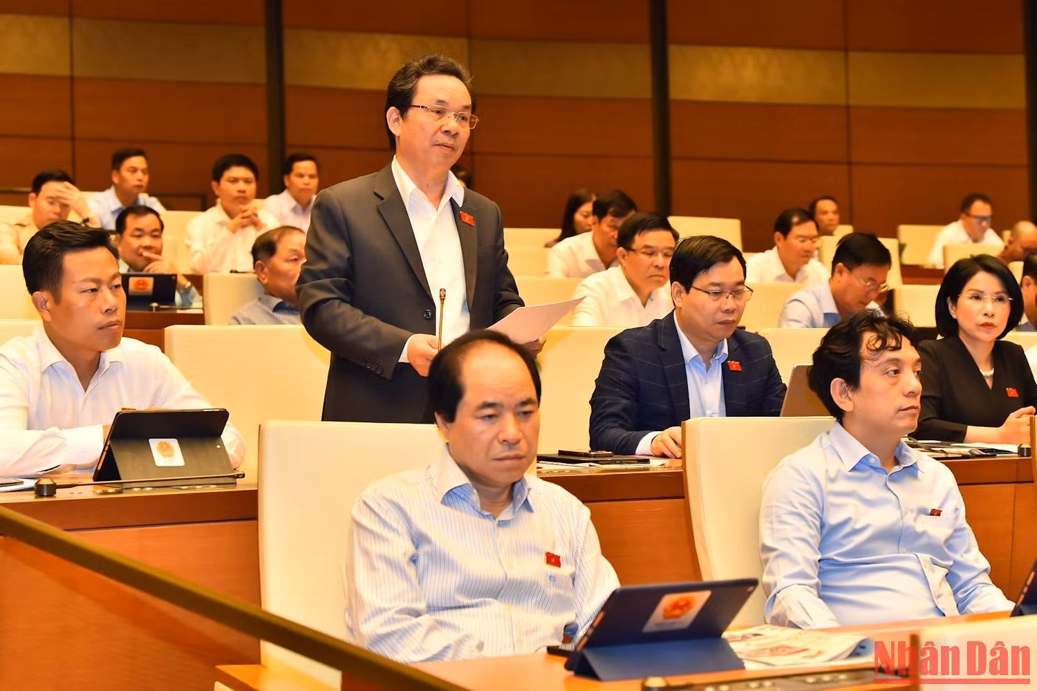 Đại biểu Hoàng Văn Cường (Hà Nội) phát biểu ý kiến tại phiên thảo luận. (Ảnh: THỦY NGUYÊN)