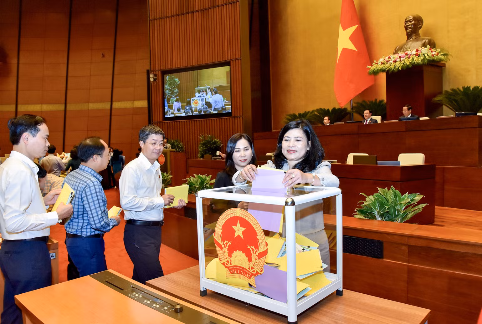 Các đại biểu Quốc hội bỏ phiếu kín đánh giá tín nhiệm 44 chức danh do Quốc hội bầu hoặc phê chuẩn. (Ảnh: DUY LINH) Các đại biểu Quốc hội bỏ phiếu kín đánh giá tín nhiệm 44 chức danh do Quốc hội bầu hoặc phê chuẩn. (Ảnh: DUY LINH)