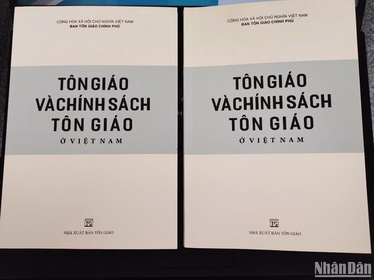 Sách trắng “Tôn giáo và chính sách tôn giáo ở Việt Nam”. (Ảnh: TRUNG HƯNG) Sách trắng “Tôn giáo và chính sách tôn giáo ở Việt Nam”. (Ảnh: TRUNG HƯNG)