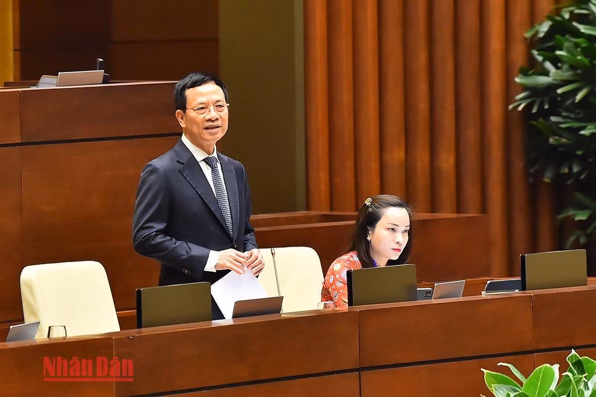 Bộ trưởng Thông tin và Truyền thông Nguyễn Mạnh Hùng trả lời chất vấn. (Ảnh: THỦY NGUYÊN) Bộ trưởng Thông tin và Truyền thông Nguyễn Mạnh Hùng trả lời chất vấn. (Ảnh: THỦY NGUYÊN)