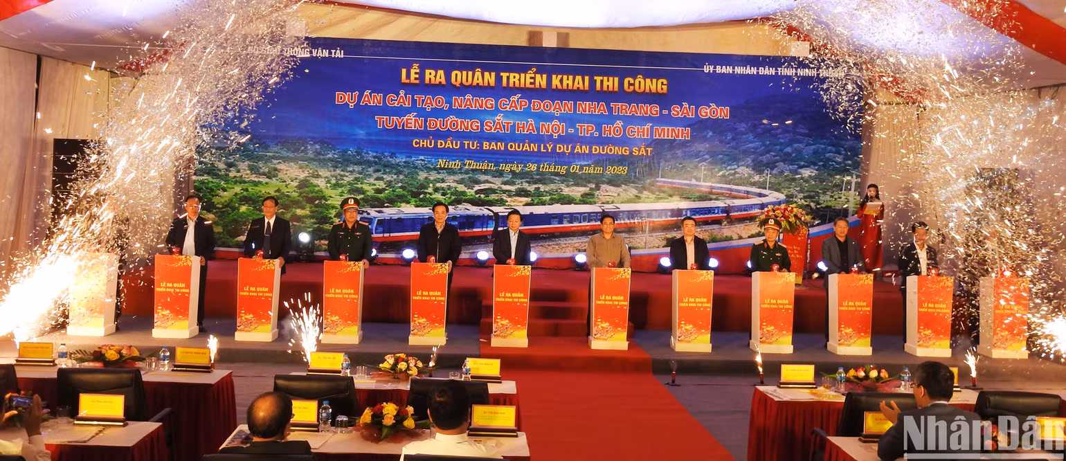 Thủ tướng Chính phủ Phạm Minh Chính cùng Phó Thủ tướng Chính phủ Trần Hồng Hà và lãnh đạo các Bộ, ngành Trung ương và tỉnh Ninh Thuận nhấn nút ra quân triển khai dự án. Thủ tướng Chính phủ Phạm Minh Chính cùng Phó Thủ tướng Chính phủ Trần Hồng Hà và lãnh đạo các Bộ, ngành Trung ương và tỉnh Ninh Thuận nhấn nút ra quân triển khai dự án.
