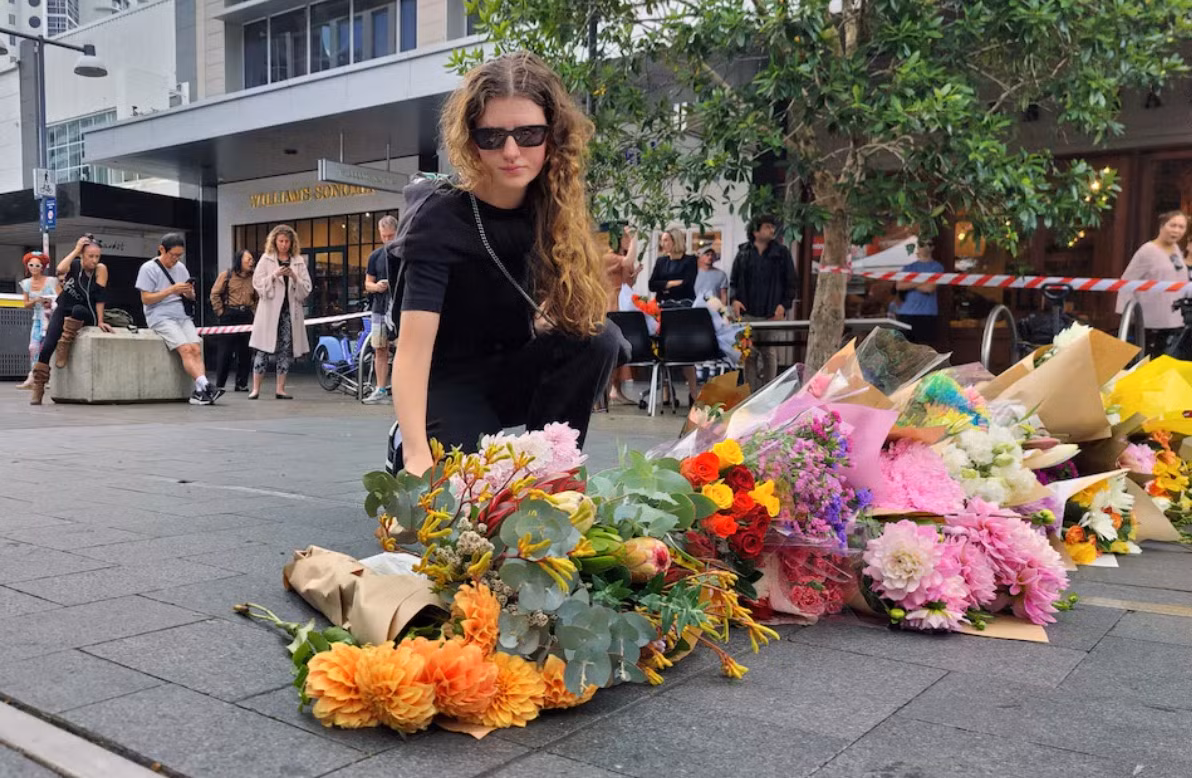 Người dân đặt hoa tưởng niệm các nạn nhân trong vụ tấn công bằng dao ở Sydney, Australia, ngày 14/4/2024. (Ảnh: Reuters) Người dân đặt hoa tưởng niệm các nạn nhân trong vụ tấn công bằng dao ở Sydney, Australia, ngày 14/4/2024. (Ảnh: Reuters)