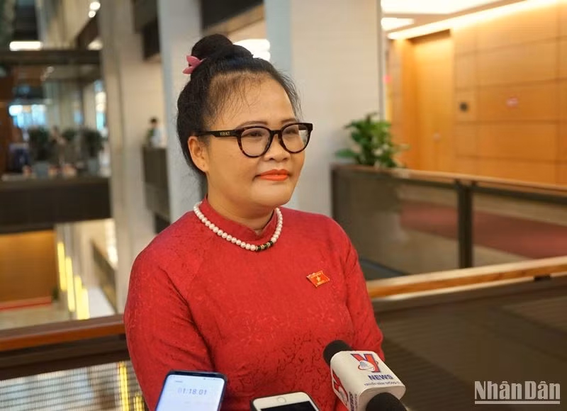 Đại biểu Nguyễn Thị Sửu - Phó Trưởng Đoàn đại biểu Quốc hội tỉnh Thừa Thiên Huế trao đổi bên hành lang Quốc hội. (Ảnh: TRUNG HƯNG) Đại biểu Nguyễn Thị Sửu - Phó Trưởng Đoàn đại biểu Quốc hội tỉnh Thừa Thiên Huế trao đổi bên hành lang Quốc hội. (Ảnh: TRUNG HƯNG)