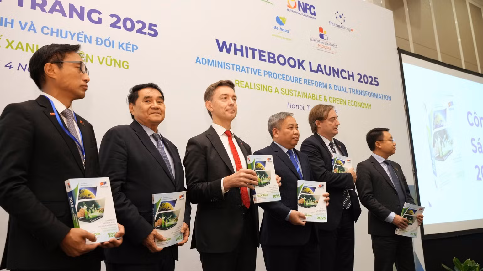 Các đại biểu cùng ấn phẩm Sách trắng EuroCham 2025. (Ảnh: TRUNG HƯNG)