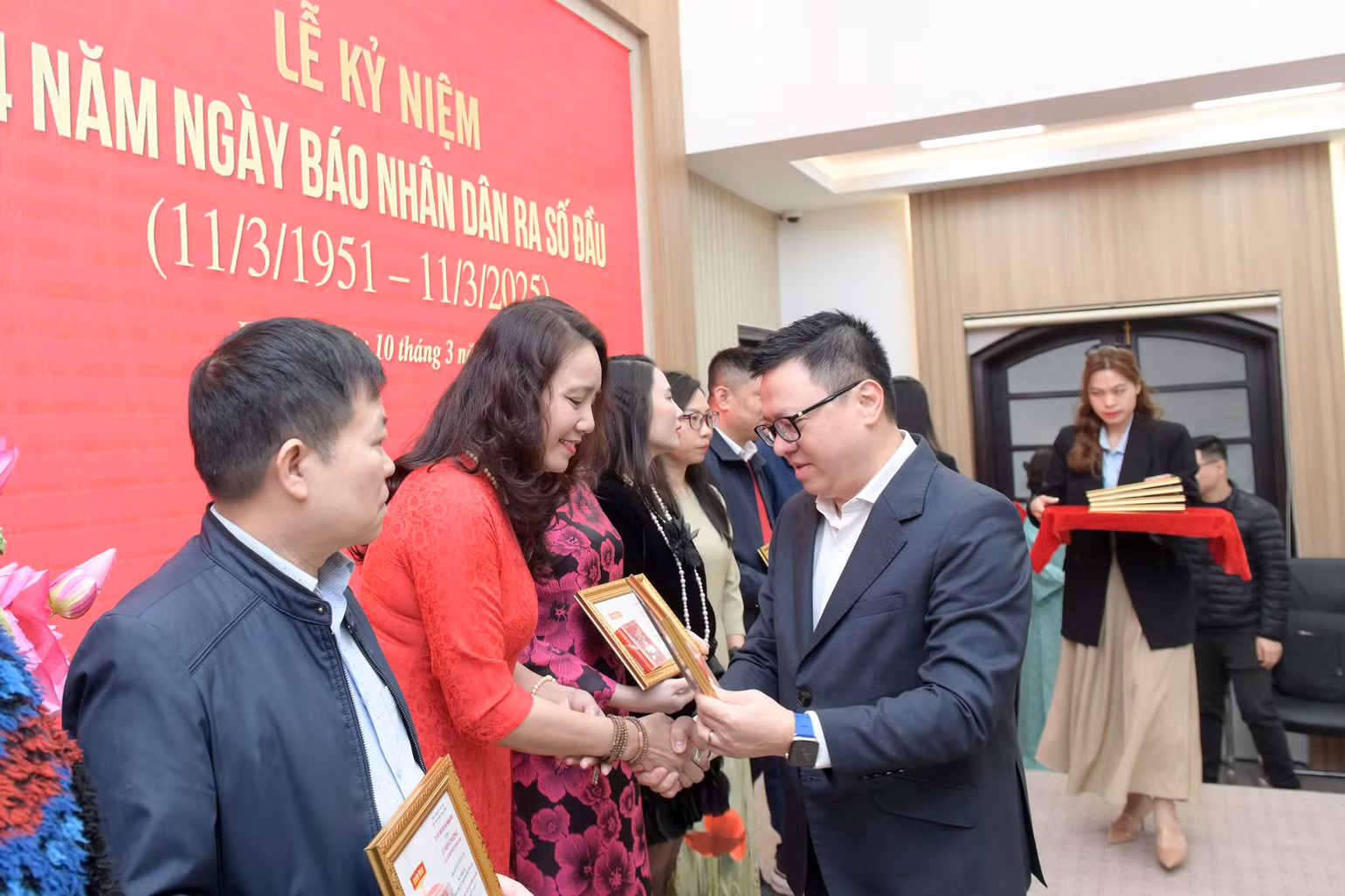 Tổng Biên tập Lê Quốc Minh trao Kỷ niệm chương "Vì sự nghiệp Báo Nhân Dân" tại Lễ kỷ niệm. (Ảnh: THẾ ĐẠI)