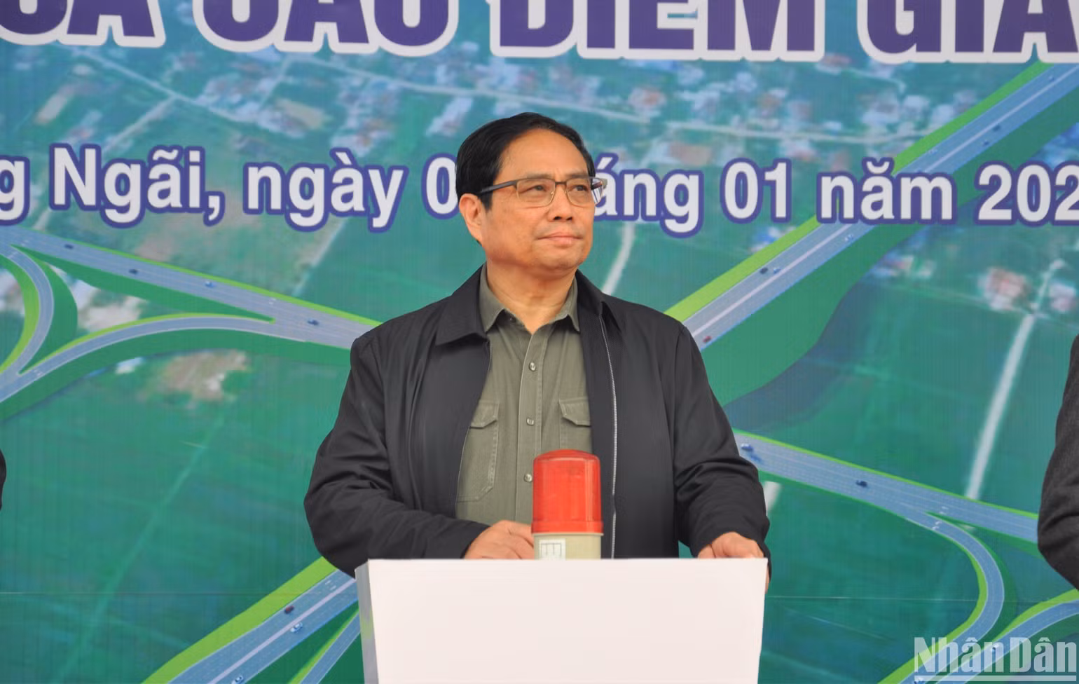Thủ tướng Phạm Minh Chính cùng lãnh đạo các Bộ, ngành Trung ương và địa phương tại điểm cầu Quảng Ngãi ấn nút khởi công đồng loạt 12 dự án thành phần cao tốc bắc-nam.